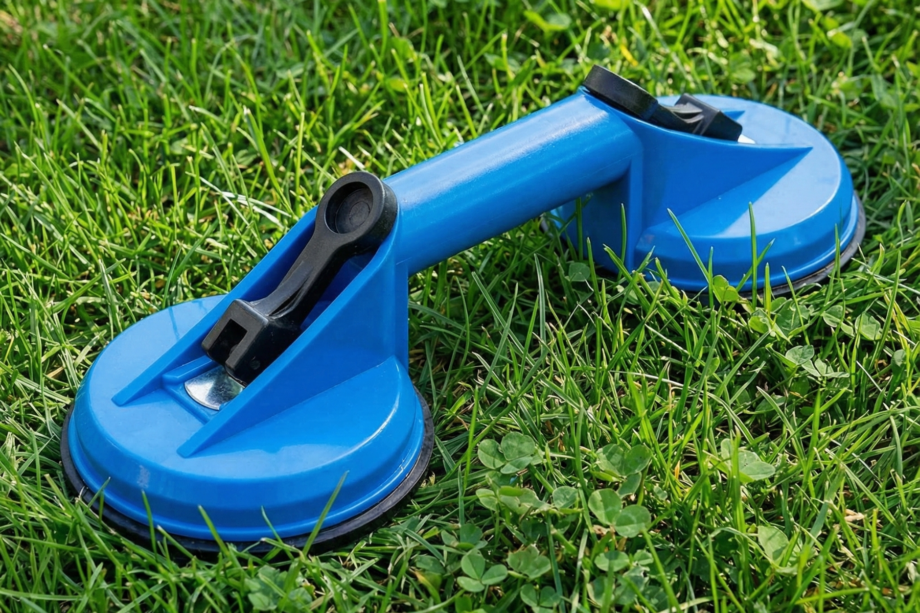 Ein Fenstersmontagewerkzeug auf Rasen.