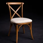 Brauner Crossback Stuhl mit weißem Velvet Sitzpolster für Gastronomie, Hochzeit und Event kaufen