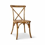Vorderansicht Crossback Stuhl hellbraun aus Holz kaufen für Gastronomie und Eventeinsatz