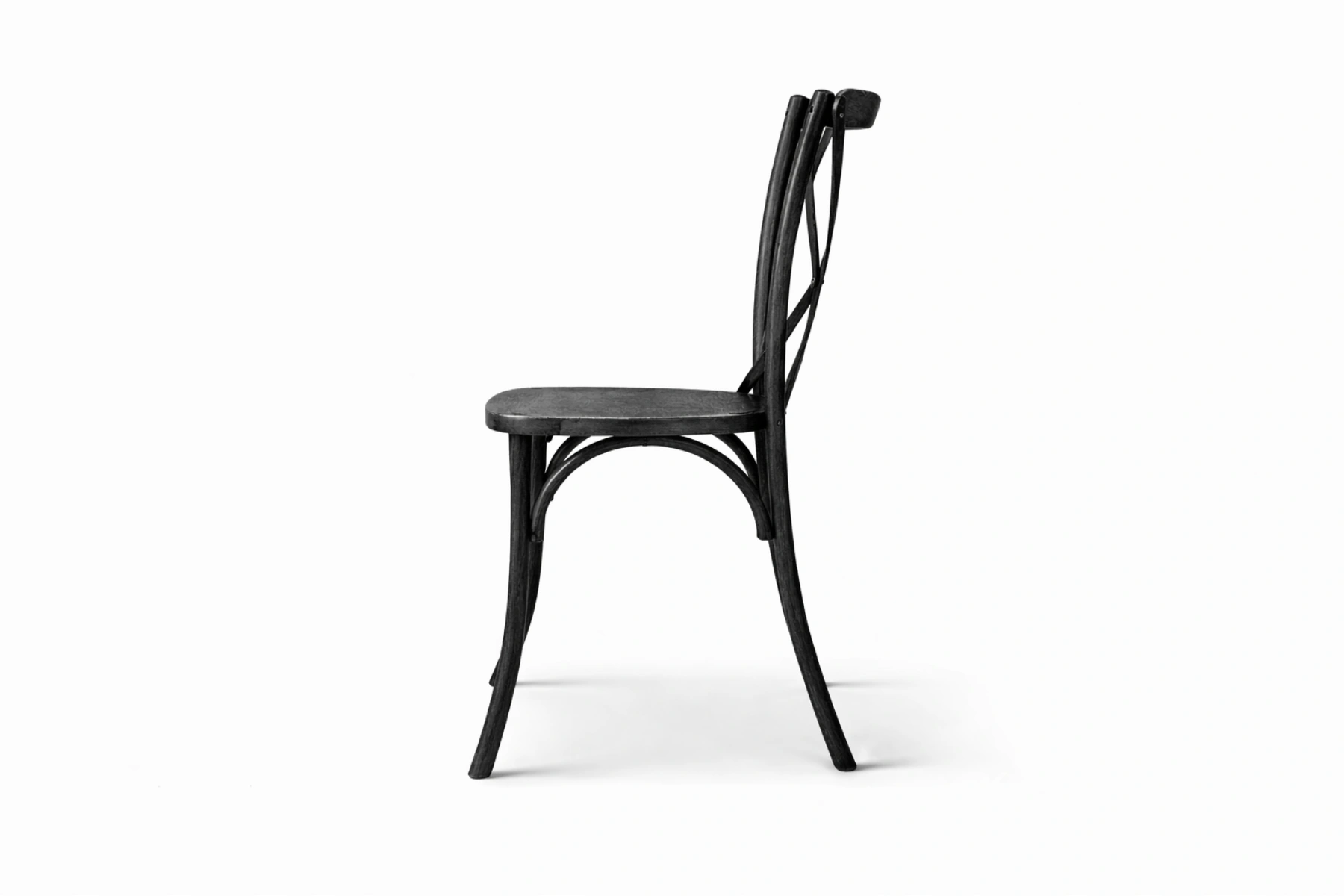 Seitenansicht Crossback Stuhl schwarz aus Holz kaufen für Gastronomie, Restaurant und Eventeinsatz