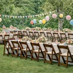 Holzklappstühle nussbraun mit eckigen Banketttischen und bodenlangen Tischdecken für Event und Hochzeit
