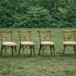 Crossback Stühle mit Sitzpolstern auf Wiese für Outdoor Hochzeit und Event kaufen