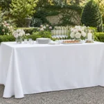 Rechteckiger Banketttisch mit weißer Tischdecke als stilvoller Buffettisch