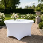 Runder Banketttisch mit weißer Stretchhusse für Hochzeit und Empfang