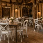Crossback-Stühle in heller Limwash-Holzoptik bei rustikaler Hochzeit