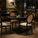 Schwarze Louis-Stühle mit gepolsterter Sitzfläche in eleganter Bar