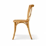 Hellbrauner Crossbackstuhl aus Holz – Seitenansicht