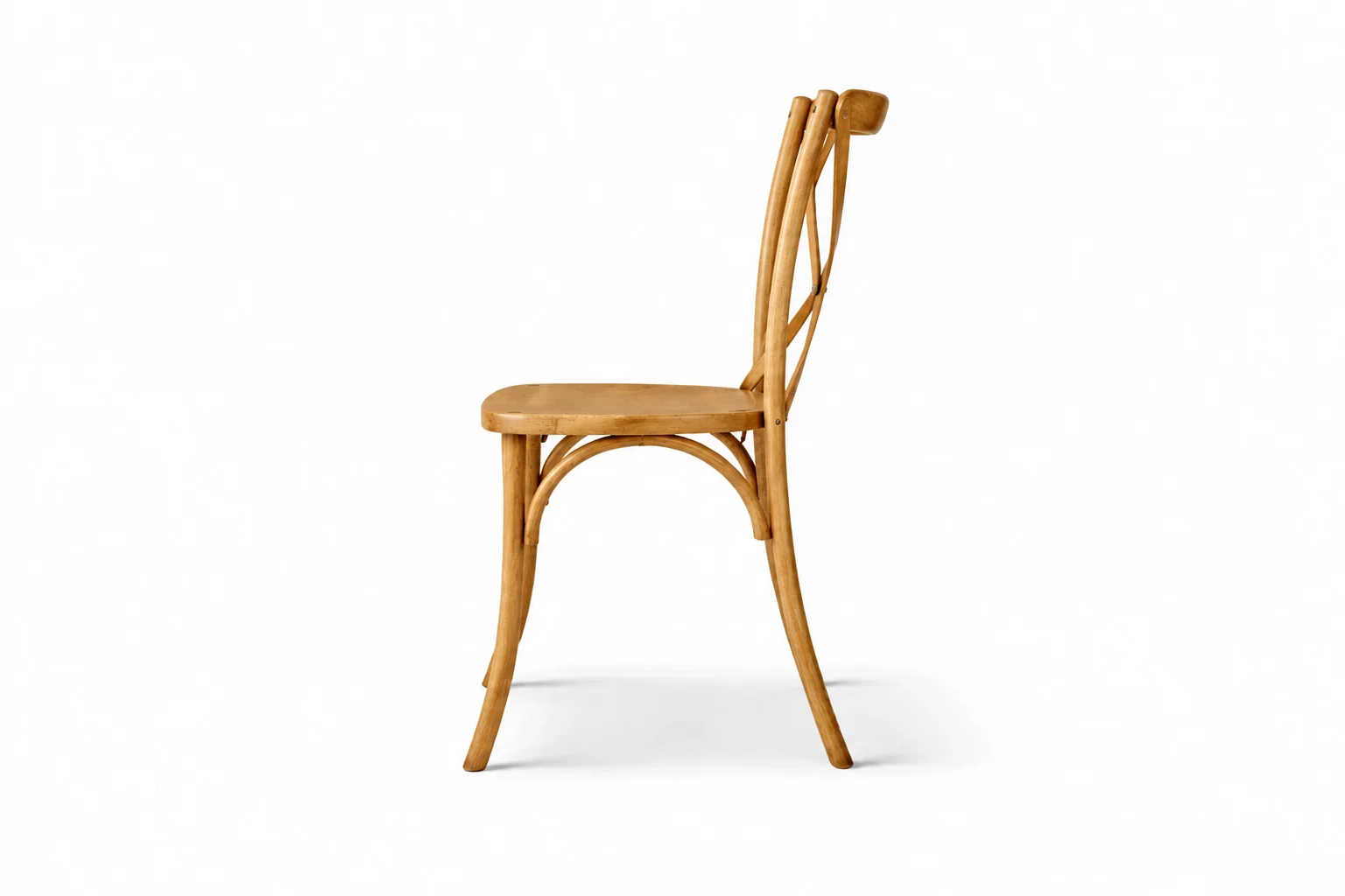 Hellbrauner Crossbackstuhl aus Holz – Seitenansicht