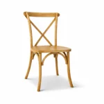 Hellbrauner Crossbackstuhl aus Holz – schräge Vorderansicht