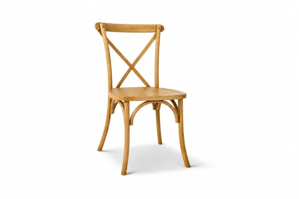 Hellbrauner Crossbackstuhl aus Holz – schräge Vorderansicht