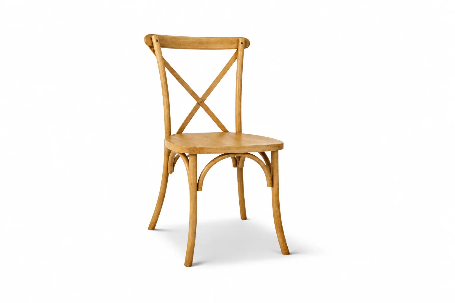 Hellbrauner Crossbackstuhl aus Holz – schräge Vorderansicht